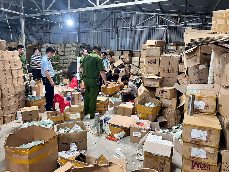 Phát hiện trên 20 tấn mỹ phẩm, kem đánh răng trẻ em hết hạn sử dụng đang in, dập date mới Phát hiện trên 20 tấn mỹ phẩm, kem đánh răng trẻ em hết hạn sử dụng đang in, dập date mới