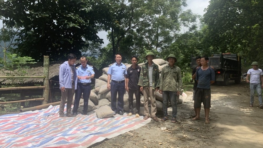 Cục QLTT tỉnh Lào Cai trao tặng 10 tấn xi măng cho UBND xã Dền Sáng xây dựng nông thôn mới