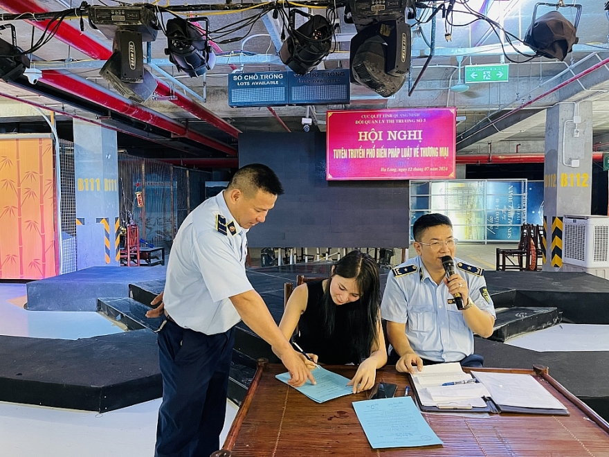 Quảng Ninh: Nâng cao hiệu quả công tác tuyên truyền pháp luật đối với các tổ chức, cá nhân kinh doanh trên địa bàn thành phố Hạ Long Quảng Ninh: Nâng cao hiệu quả công tác tuyên truyền pháp luật đối với các tổ chức, cá nhân kinh doanh trên địa bàn thành phố Hạ Long