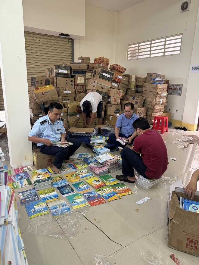 Phát hiện gần 80.000 quyển sách giáo khoa giả mạo bao bì, nhãn hàng hóa Nhà xuất bản Giáo dục Việt Nam Phát hiện gần 80.000 quyển sách giáo khoa giả mạo bao bì, nhãn hàng hóa Nhà xuất bản Giáo dục Việt Nam