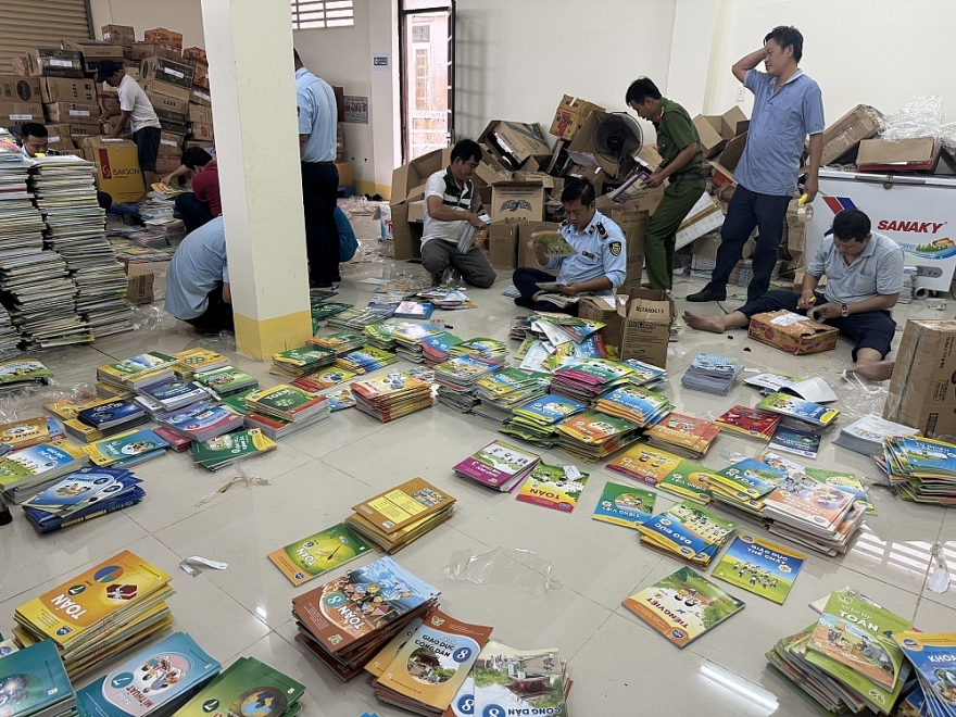 Phát hiện gần 80.000 quyển sách giáo khoa giả mạo bao bì, nhãn hàng hóa Nhà xuất bản Giáo dục Việt Nam Phát hiện gần 80.000 quyển sách giáo khoa giả mạo bao bì, nhãn hàng hóa Nhà xuất bản Giáo dục Việt Nam