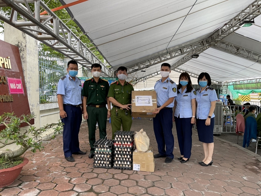 Đoàn thanh niên Cục QLTT Hải Phòng trao tặng quà tại chốt kiểm soát dịch bệnh Covid -19 quận Dương Kinh