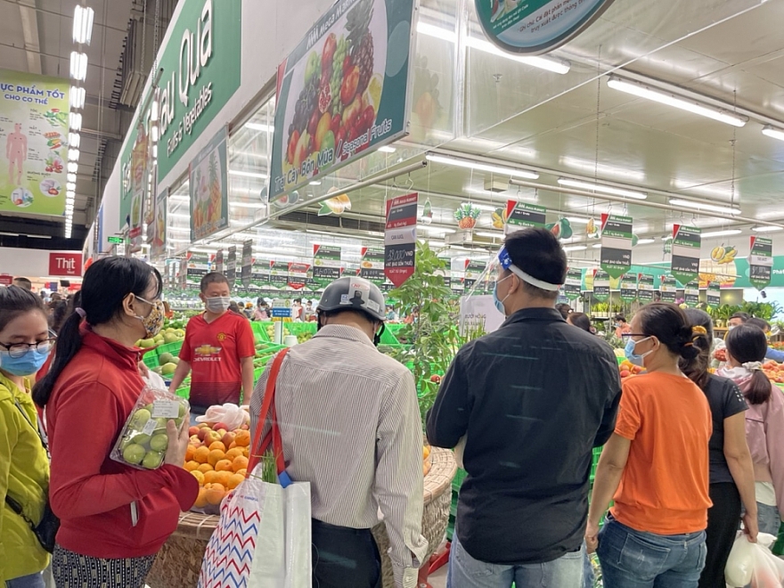 Người dân TP. Hồ Chí Minh đổ xô mua hàng tích trữ trước ngày siết chặt giãn cách