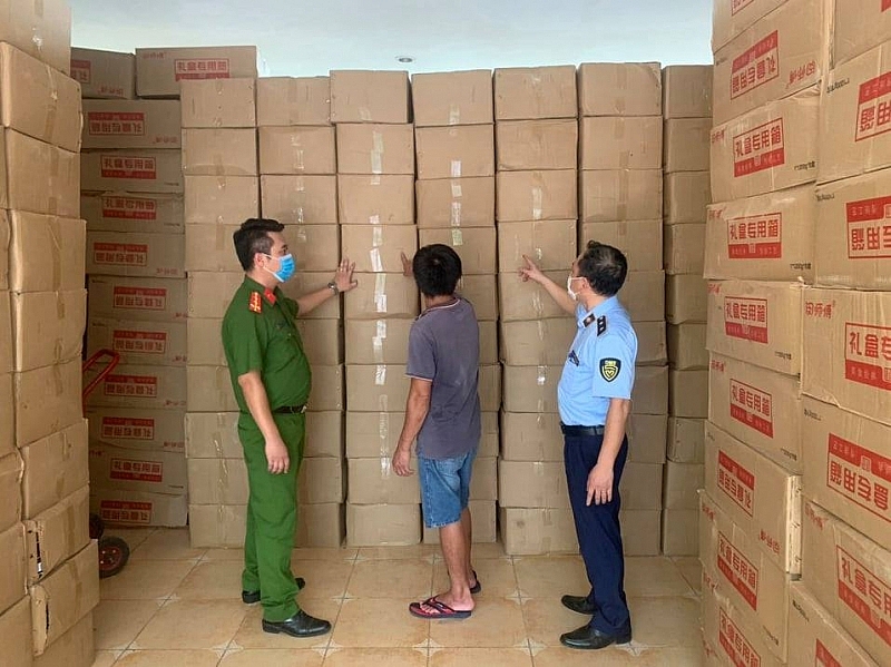 Chặn đứng xe “luồng xanh” vận chuyển gần 10 tấn bánh nhập lậu