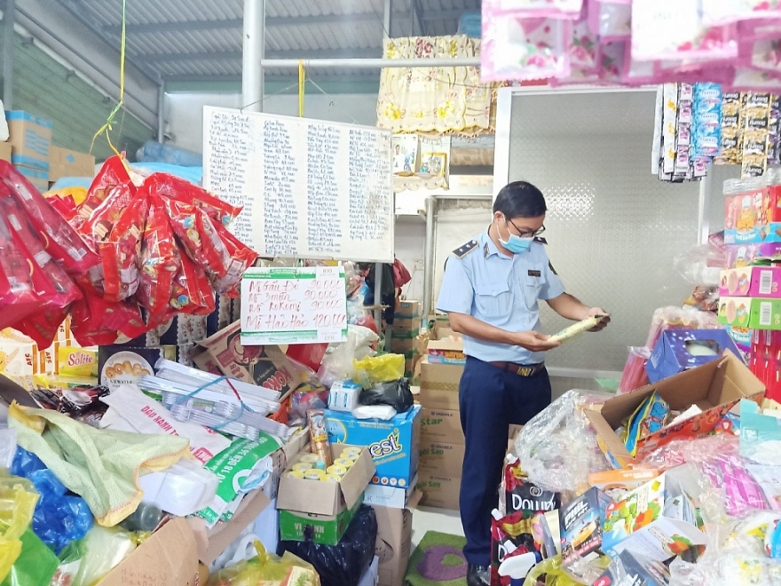 Thuốc lá điếu nhập lậu được ngụy trang với hàng nông sản vận chuyển trên xe “luồng xanh”