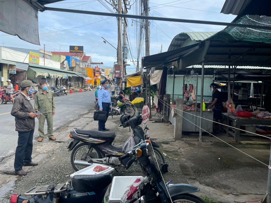 Thuốc lá điếu nhập lậu được ngụy trang với hàng nông sản vận chuyển trên xe “luồng xanh”