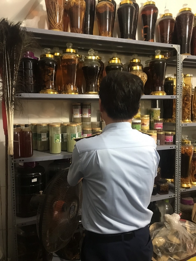 Hà Nội: Thu giữ gần 650 lít rượu không rõ nguồn gốc xuất xứ