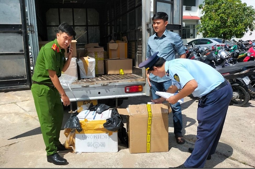 Chuyển cơ quan Cảnh sát điều tra vụ vận chuyển hàng cấm là thuốc lá điếu nhập lậu tại Long An Chuyển cơ quan Cảnh sát điều tra vụ vận chuyển hàng cấm là thuốc lá điếu nhập lậu tại Long An