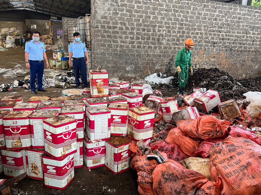 Tiêu hủy hơn 8,5 tấn hóa chất, sơn tường, thuốc trừ bệnh, chất chống cháy các loại Tiêu hủy hơn 8,5 tấn hóa chất, sơn tường, thuốc trừ bệnh, chất chống cháy các loại