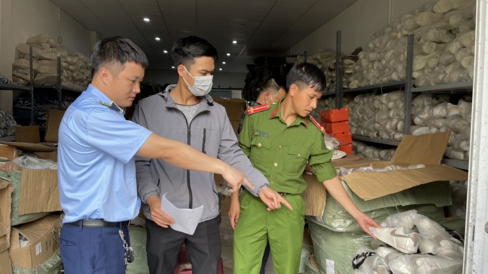 Khởi tố vụ án và bị can buôn bán giày dép giả các nhãn hiệu nổi tiếng được bảo hộ tại Việt Nam