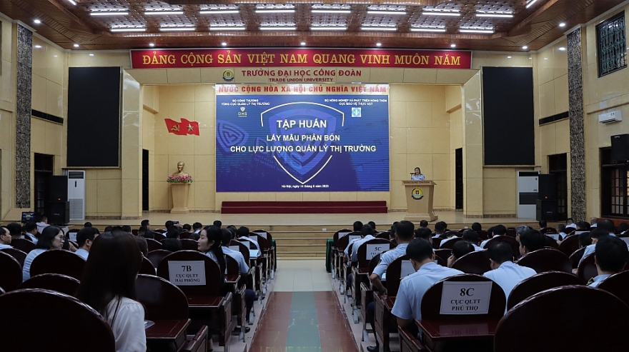 Khai mạc lớp tập huấn lấy mẫu phân bón cho lực lượng Quản lý thị trường khu vực phía Bắc Khai mạc lớp tập huấn lấy mẫu phân bón cho lực lượng Quản lý thị trường khu vực phía Bắc