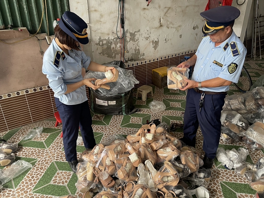 Bày bán 105 đôi dép giả mạo nhãn hiệu ZARA, hộ kinh doanh bị xử phạt 27,5 triệu đồng Bày bán 105 đôi dép giả mạo nhãn hiệu ZARA, hộ kinh doanh bị xử phạt 27,5 triệu đồng