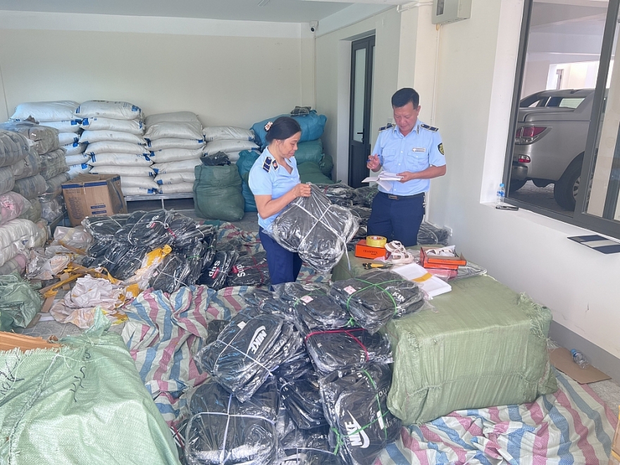 Hà Tĩnh: Tạm giữ lượng lớn quần áo, dép trẻ em và balo học sinh không có hóa đơn, chứng từ Hà Tĩnh: Tạm giữ lượng lớn quần áo, dép trẻ em và balo học sinh không có hóa đơn, chứng từ