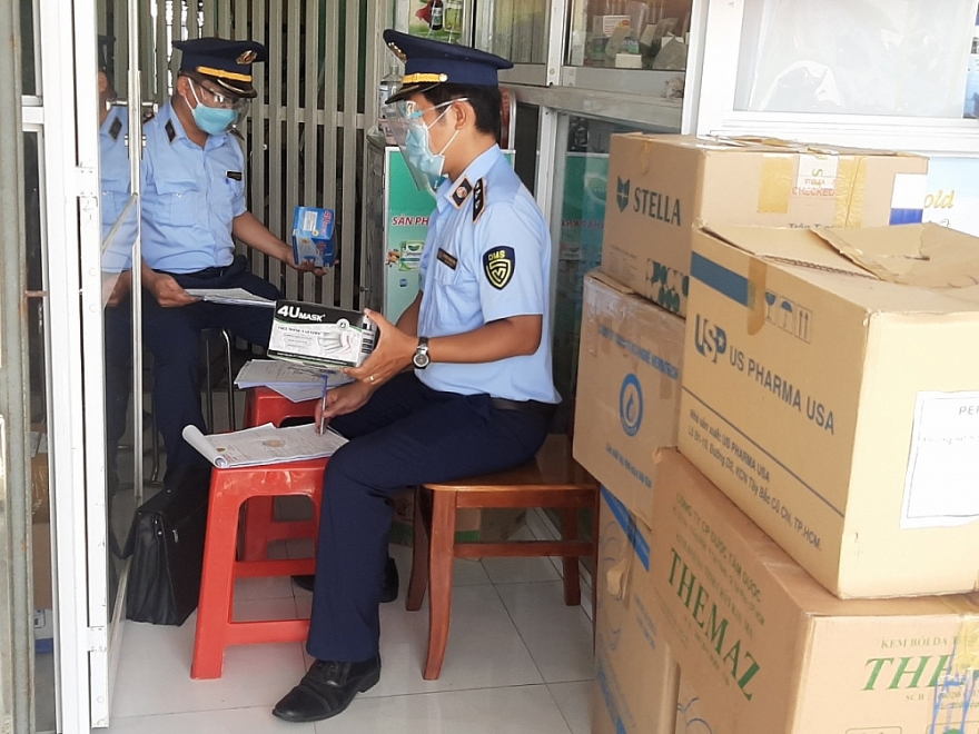 Đội QLTT số 3 kiểm tra trang thiết bị y tế tại Quầy thuốc tây