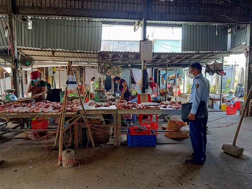 Đội QLTT số 2 giám sát tại chợ trên địa bàn thị xã Gò Công