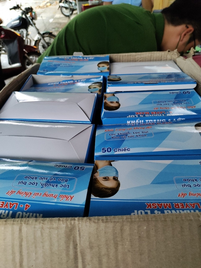 Thu giữ trên 13.000 khẩu trang y tế không rõ nguồn gốc được rao bán trên facebook