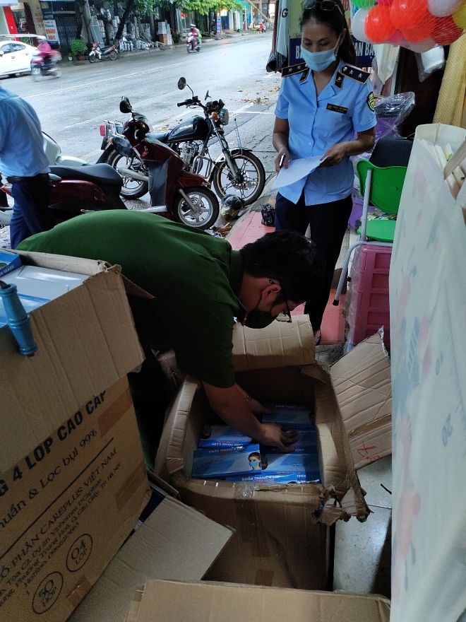 Thu giữ trên 13.000 khẩu trang y tế không rõ nguồn gốc được rao bán trên facebook