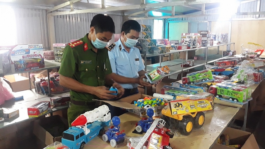 Kho đồ chơi Trung Thu trên 300m2 bị triệt phá tại Nam Định