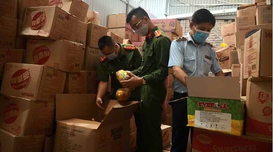 Phát hiện gần 10 tấn bánh kẹo, thực phẩm không rõ nguồn gốc trong 01 ngày Hà Nội và Thanh Hóa