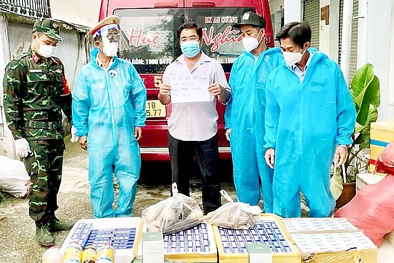 Giấu hàng lậu trong xe chở rau