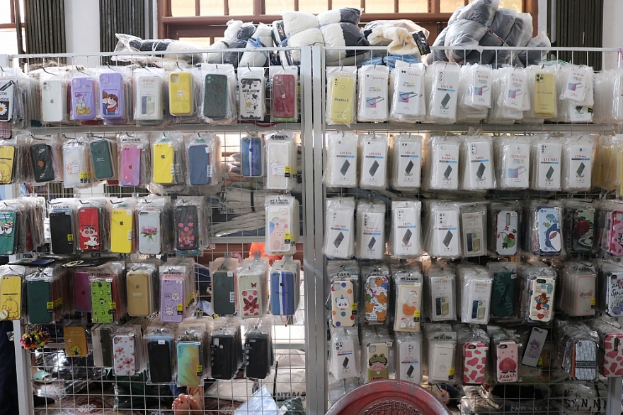 Trên 6.000 quần áo, ốp điện thoại vi phạm bị thu giữ tại Quảng Bình