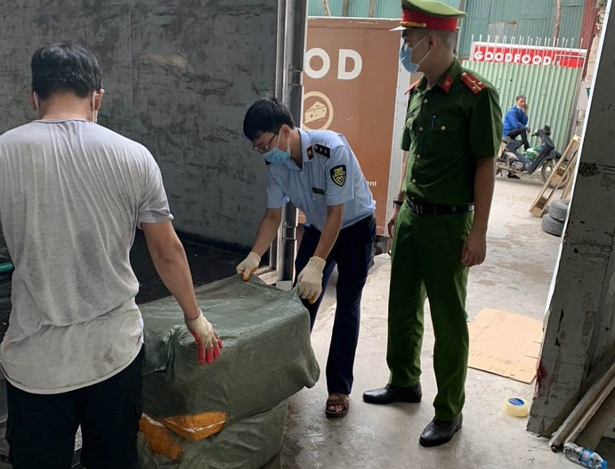 Chặn đứng xe “luồng xanh” vận chuyển 7 tấn nầm lợn không nguồn gốc