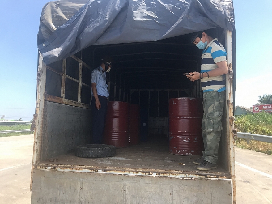 Vận chuyển trên 3.000 lít hóa chất công nghiệp vi phạm trên xe có mã QR Code