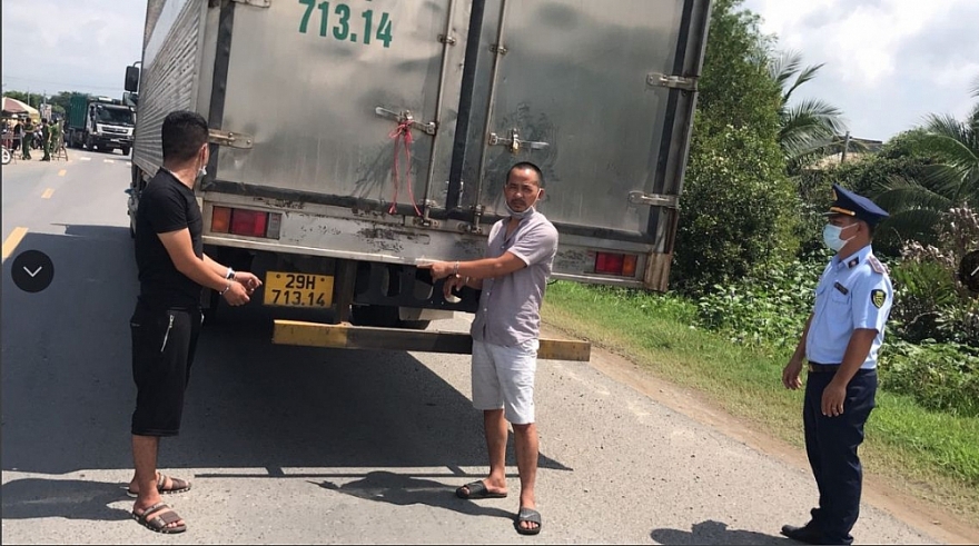 Ngang nhiên vận chuyển 15.000 bao thuốc lá điếu nhập lậu