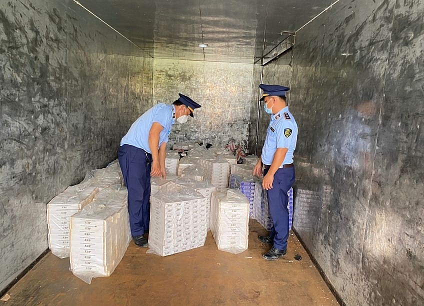 Ngang nhiên vận chuyển 15.000 bao thuốc lá điếu nhập lậu