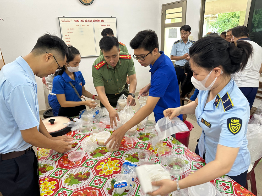 Chi đoàn Cục QLTT Phú Yên phối hợp tổ chức Chương trình “Bát cháo nghĩa tình 2023”