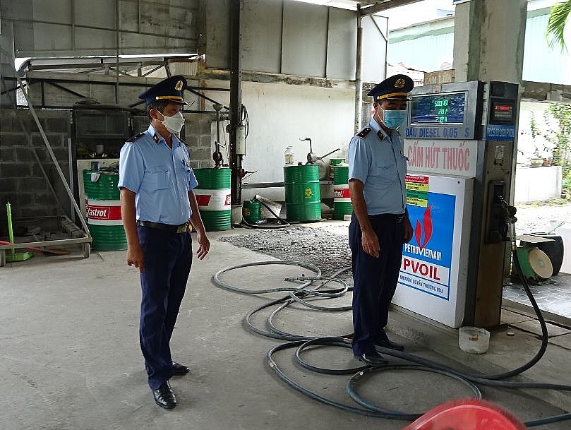 Long An: Một cửa hàng kinh doanh xăng dầu bị xử phạt trên 600 triệu đồng Long An: Một cửa hàng kinh doanh xăng dầu bị xử phạt trên 600 triệu đồng