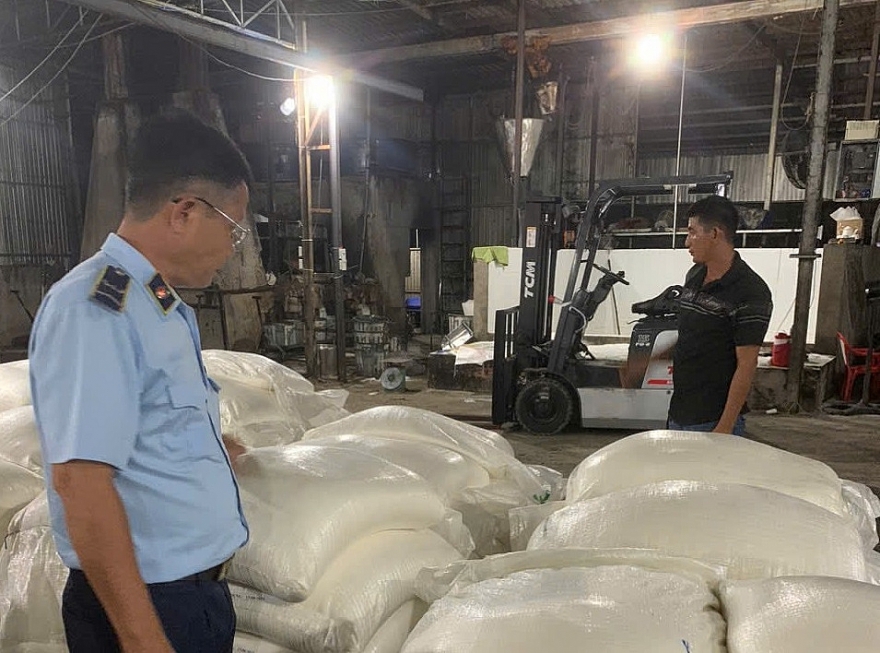 Xử phạt trên 100 triệu đồng hộ kinh doanh đường cát không rõ nguồn gốc Xử phạt trên 100 triệu đồng hộ kinh doanh đường cát không rõ nguồn gốc