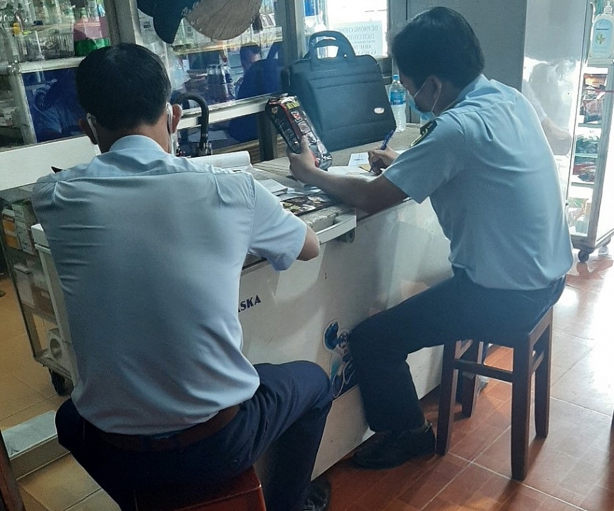 Quán tạp hóa bày bán 140 cà phê giả nhãn hiệu Hữu Khánh