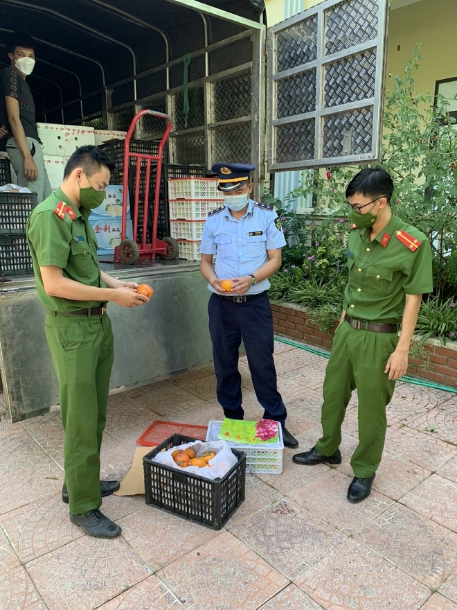 Phát hiện 2,3 tấn hoa quả tươi không rõ nguồn gốc xuất xứ