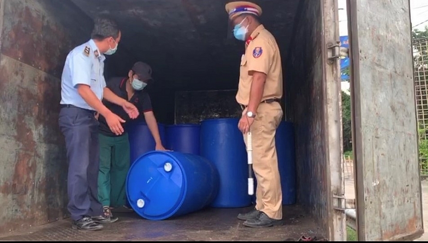Phát hiện 4 tấn dầu nhờn không có nhãn tại chốt kiểm dịch Covid-19 ở Tiền Giang