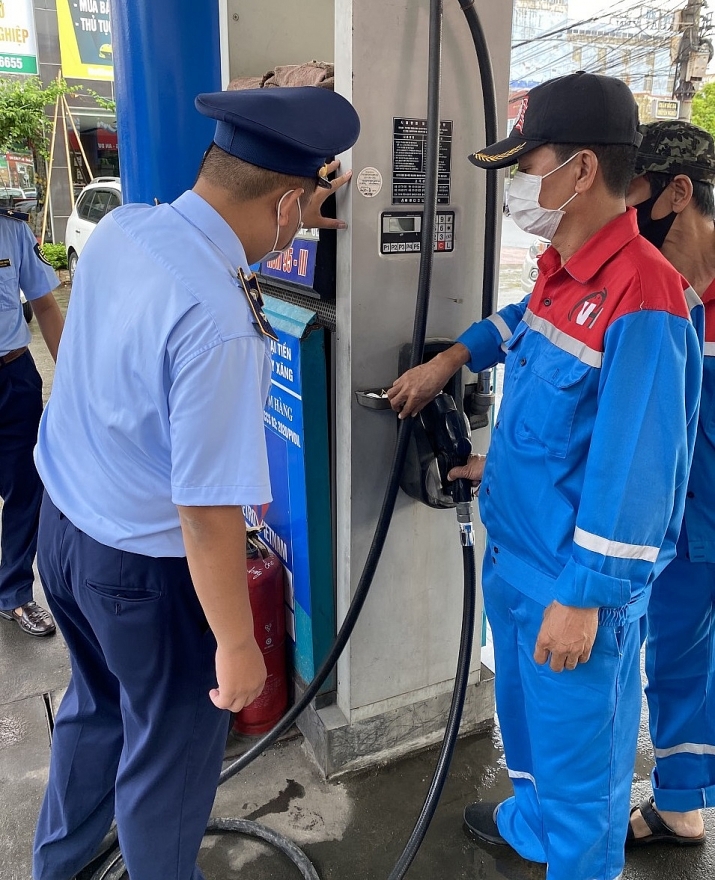 Phạt 10 triệu cửa hàng xăng dầu treo biển 