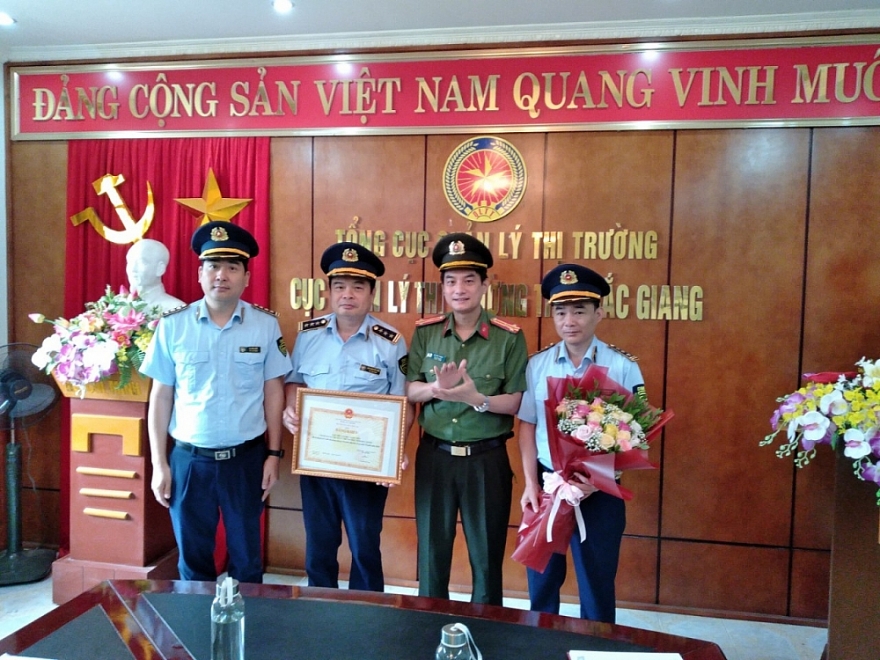 Cục QLTT Bắc Giang đón nhận Bằng khen của Bộ trưởng Bộ Công an