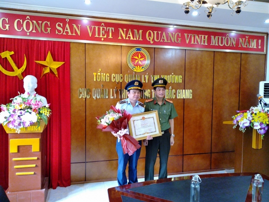 Cục QLTT Bắc Giang đón nhận Bằng khen của Bộ trưởng Bộ Công an