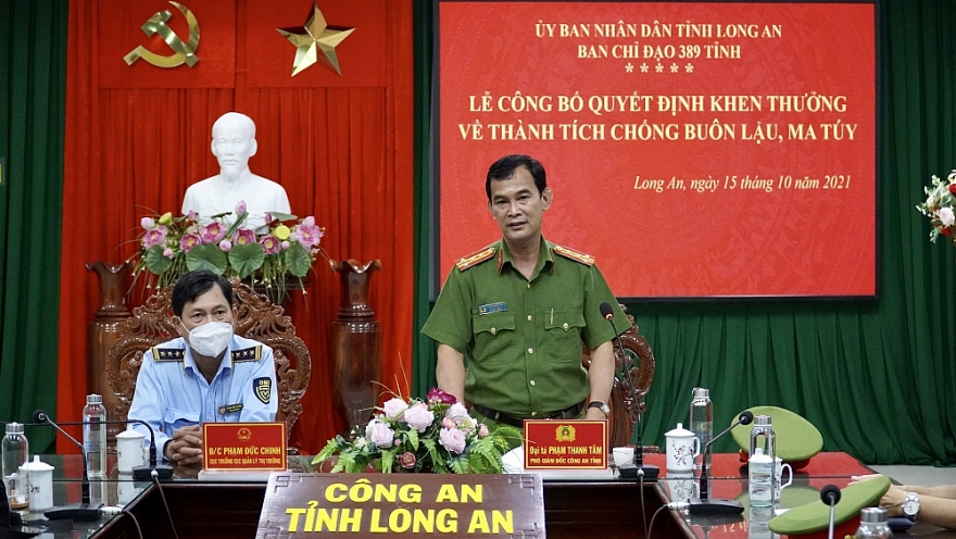 Khen thưởng vụ bắt giữ ma túy và thuốc lá ngoại rất lớn tại Long An