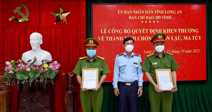 Khen thưởng vụ bắt giữ ma túy và thuốc lá ngoại rất lớn tại Long An