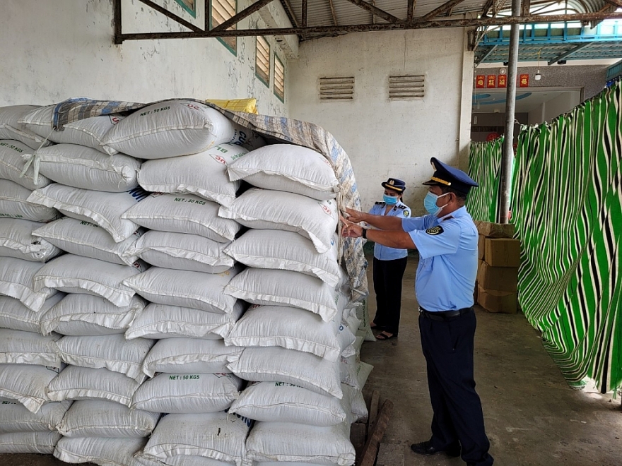 Tạm giữ 12 tấn đậu xanh, đen Myanmar vi phạm nhãn hàng hóa