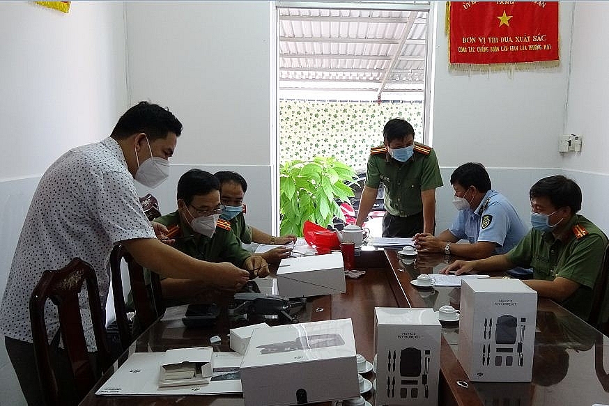 Cục QLTT tỉnh Long An bàn giao công cụ hỗ trợ, thiết bị phục vụ công tác chống buôn lậu cho Công an tỉnh, Cục Hải quan Cục QLTT tỉnh Long An bàn giao công cụ hỗ trợ, thiết bị phục vụ công tác chống buôn lậu cho Công an tỉnh, Cục Hải quan