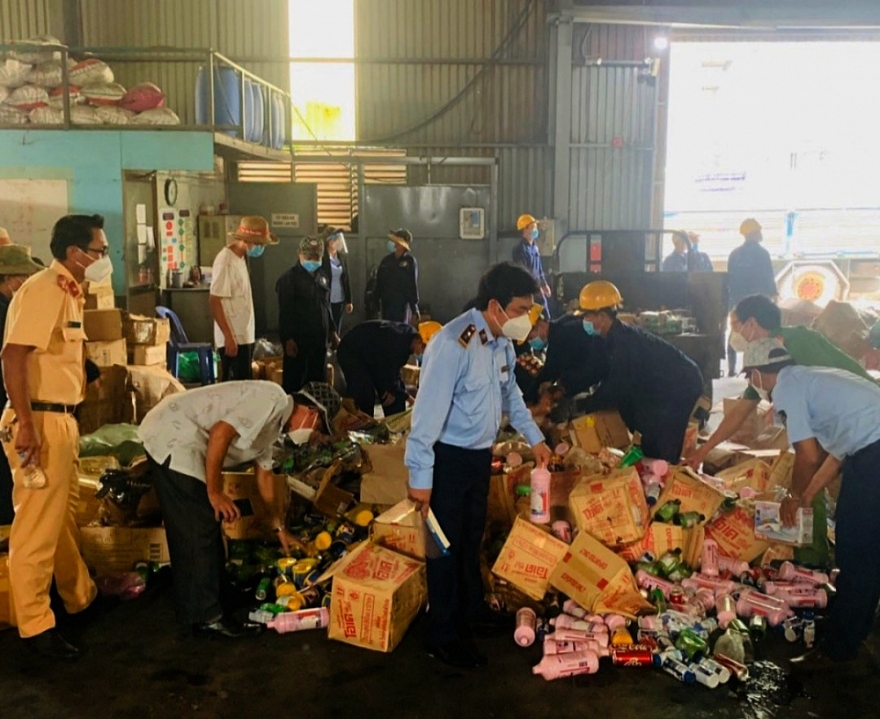 Phú Yên: Tiêu hủy hàng chục nghìn sản phẩm trị giá gần 4 tỷ đồng Phú Yên: Tiêu hủy hàng chục nghìn sản phẩm trị giá gần 4 tỷ đồng