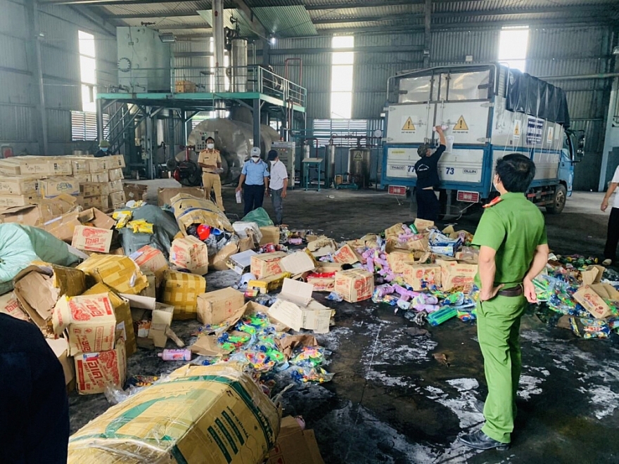 Phú Yên: Tiêu hủy hàng chục nghìn sản phẩm trị giá gần 4 tỷ đồng Phú Yên: Tiêu hủy hàng chục nghìn sản phẩm trị giá gần 4 tỷ đồng