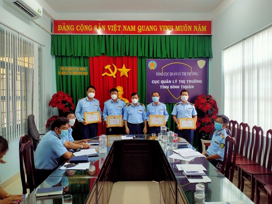 Cục QLTT Bình Thuận: Khen thưởng đột xuất cho tập thể, cá nhân điển hình trong công tác kiểm tra, kiểm soát thị trường Cục QLTT Bình Thuận: Khen thưởng đột xuất cho tập thể, cá nhân điển hình trong công tác kiểm tra, kiểm soát thị trường