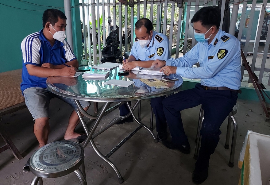 Phát hiện trên 2.000 bao thuốc lá điếu nhập lậu tại Vĩnh Long