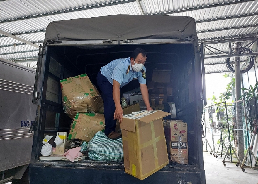 Phát hiện trên 2.000 bao thuốc lá điếu nhập lậu tại Vĩnh Long