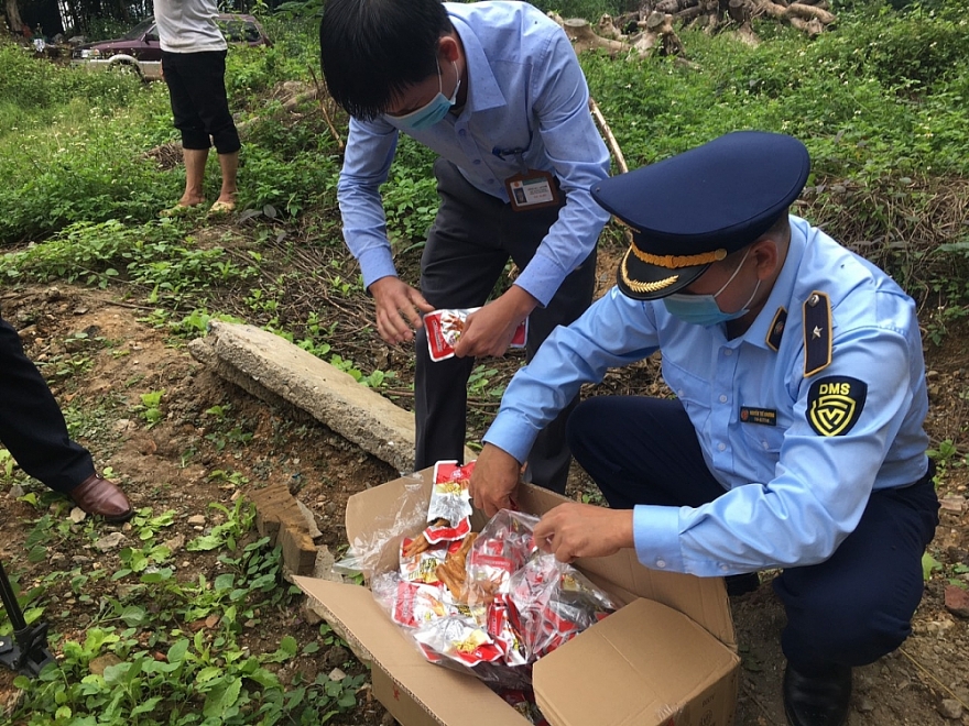 Hà Giang: Tiêu hủy 8.400 gói chân gà là hàng hóa nhập lậu Hà Giang: Tiêu hủy 8.400 gói chân gà là hàng hóa nhập lậu