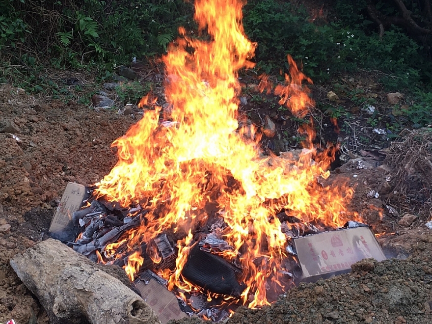 Hà Giang: Tiêu hủy 8.400 gói chân gà là hàng hóa nhập lậu Hà Giang: Tiêu hủy 8.400 gói chân gà là hàng hóa nhập lậu
