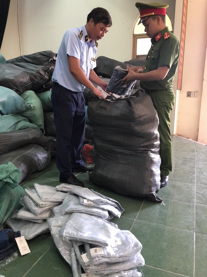 Thu giữ hàng chục tấn quần áo đã qua sử dụng trên địa bàn Hải Dương